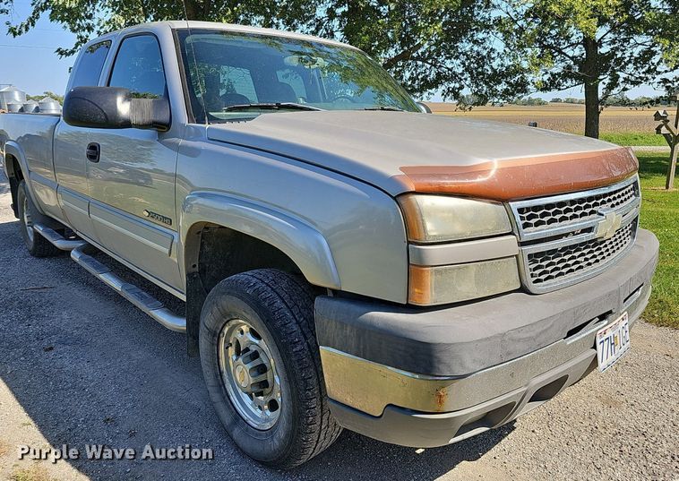 image for item DQ1184 2005 Chevrolet Silverado 2500HD  Ext. Cab pickup truck