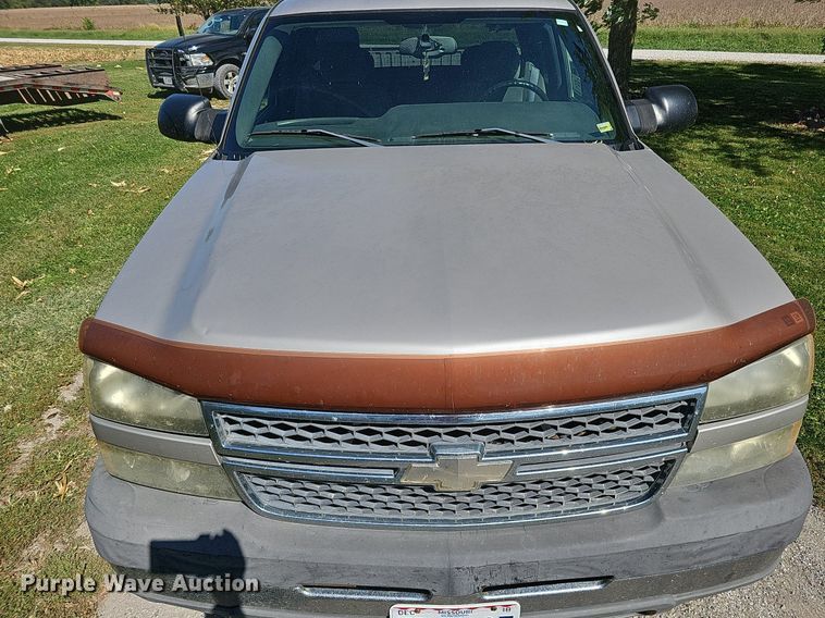 image for item DQ1184 2005 Chevrolet Silverado 2500HD  Ext. Cab pickup truck