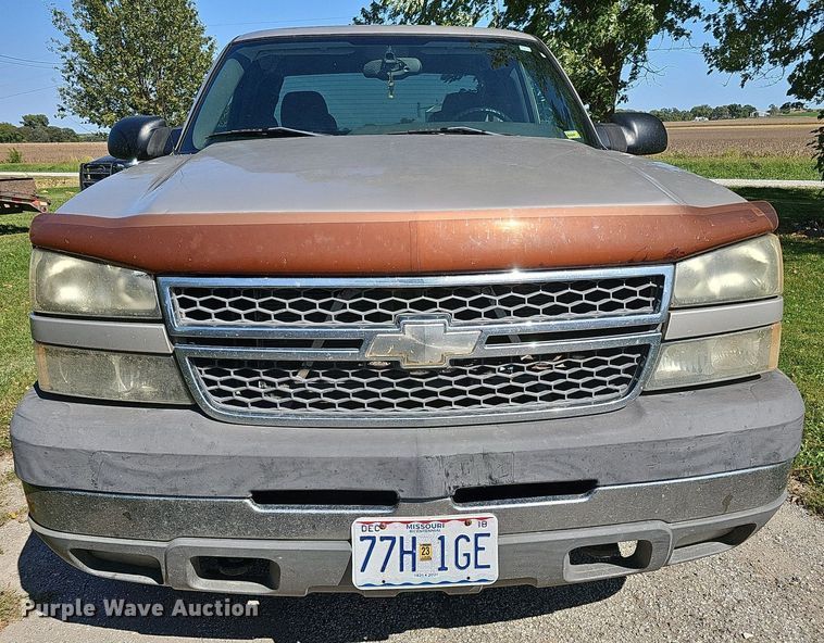 image for item DQ1184 2005 Chevrolet Silverado 2500HD  Ext. Cab pickup truck