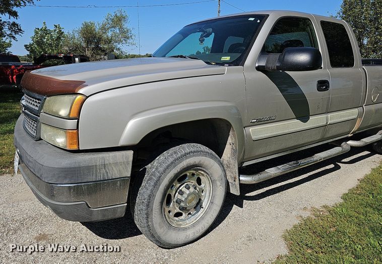 image for item DQ1184 2005 Chevrolet Silverado 2500HD  Ext. Cab pickup truck