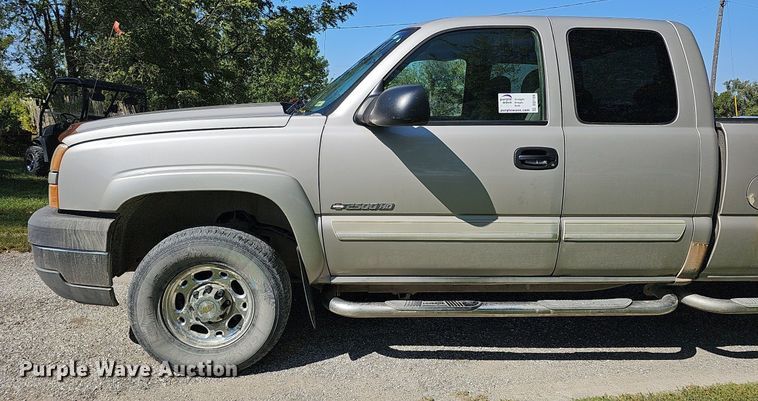 image for item DQ1184 2005 Chevrolet Silverado 2500HD  Ext. Cab pickup truck