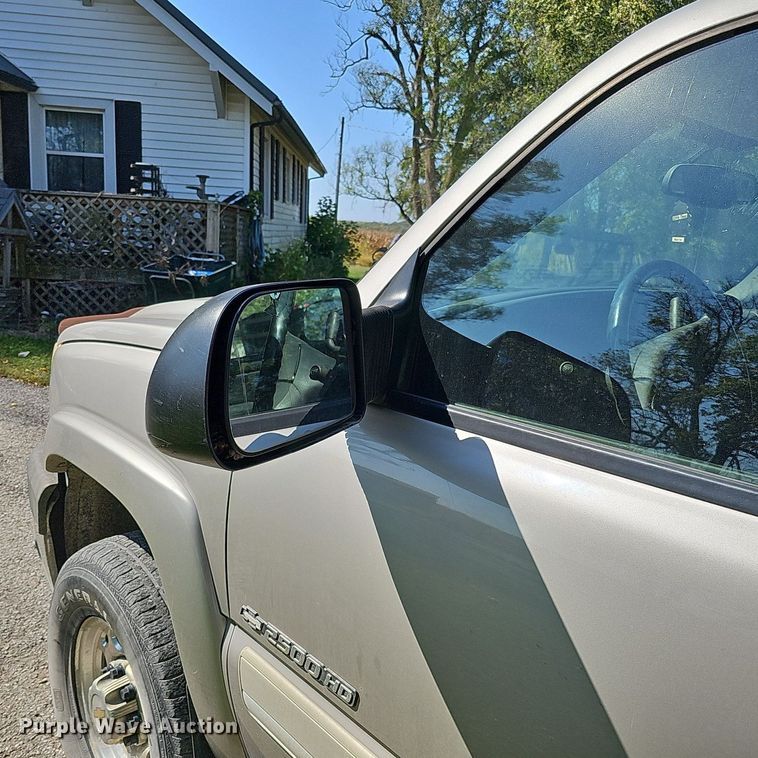image for item DQ1184 2005 Chevrolet Silverado 2500HD  Ext. Cab pickup truck