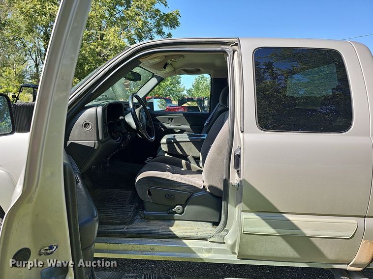 image for item DQ1184 2005 Chevrolet Silverado 2500HD  Ext. Cab pickup truck