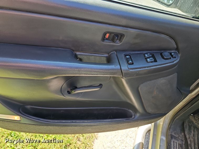 image for item DQ1184 2005 Chevrolet Silverado 2500HD  Ext. Cab pickup truck