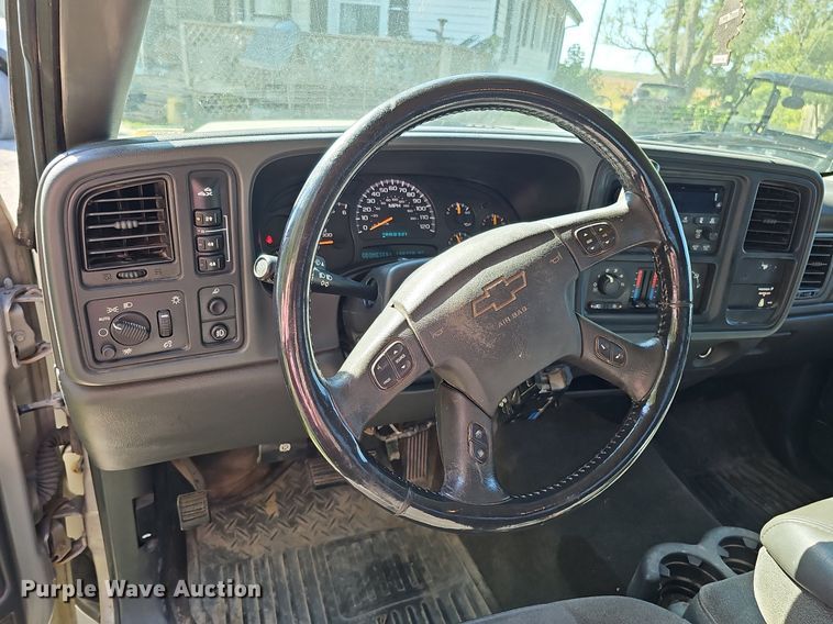 image for item DQ1184 2005 Chevrolet Silverado 2500HD  Ext. Cab pickup truck