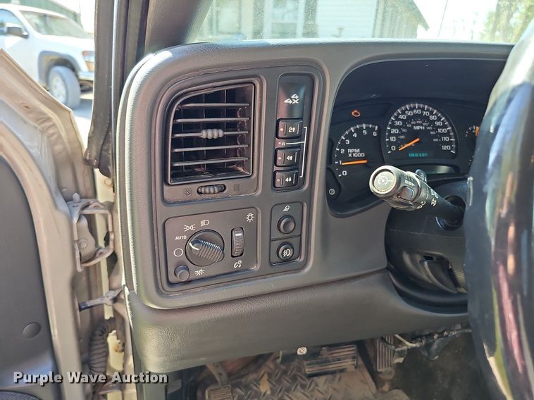 image for item DQ1184 2005 Chevrolet Silverado 2500HD  Ext. Cab pickup truck