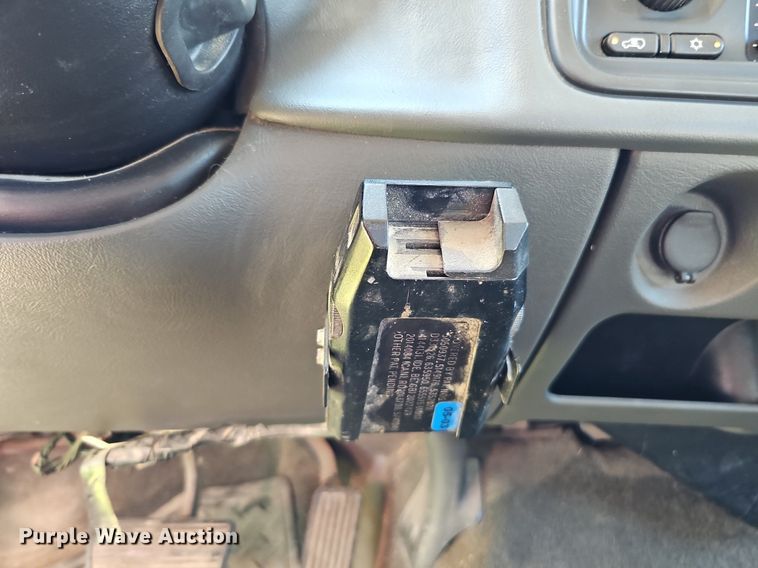 image for item DQ1184 2005 Chevrolet Silverado 2500HD  Ext. Cab pickup truck