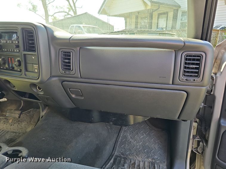 image for item DQ1184 2005 Chevrolet Silverado 2500HD  Ext. Cab pickup truck