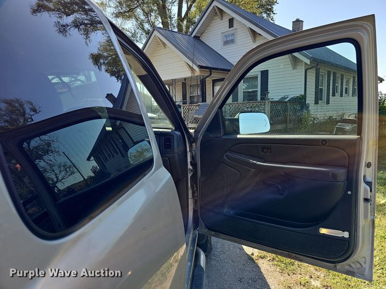 image for item DQ1184 2005 Chevrolet Silverado 2500HD  Ext. Cab pickup truck