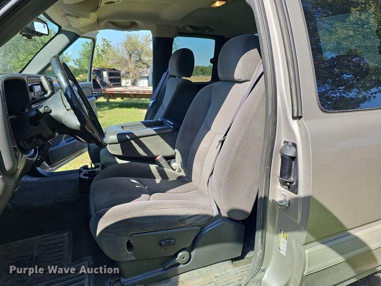 image for item DQ1184 2005 Chevrolet Silverado 2500HD  Ext. Cab pickup truck