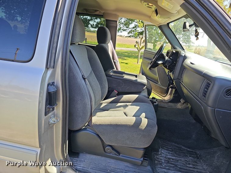 image for item DQ1184 2005 Chevrolet Silverado 2500HD  Ext. Cab pickup truck