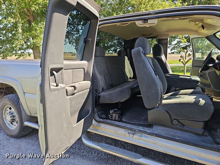 image for item DQ1184 2005 Chevrolet Silverado 2500HD  Ext. Cab pickup truck