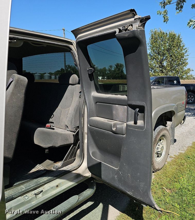 image for item DQ1184 2005 Chevrolet Silverado 2500HD  Ext. Cab pickup truck