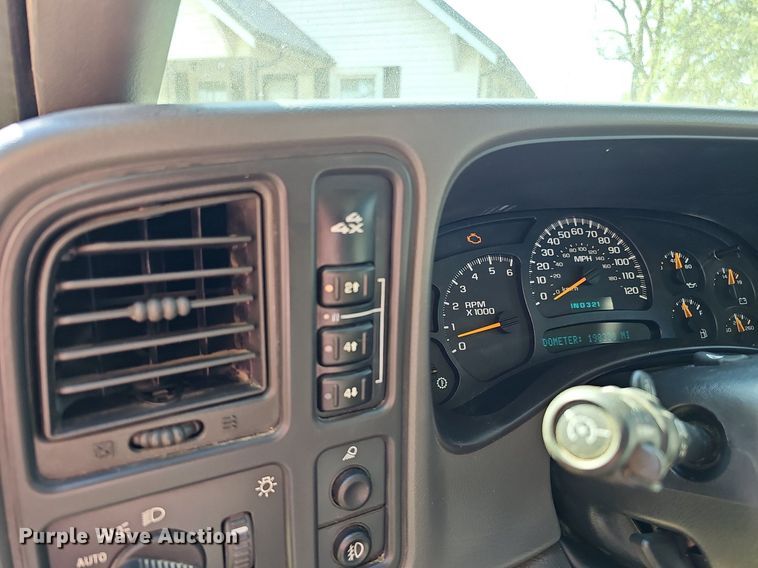 image for item DQ1184 2005 Chevrolet Silverado 2500HD  Ext. Cab pickup truck