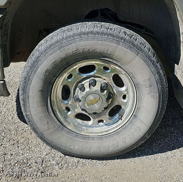 image for item DQ1184 2005 Chevrolet Silverado 2500HD  Ext. Cab pickup truck