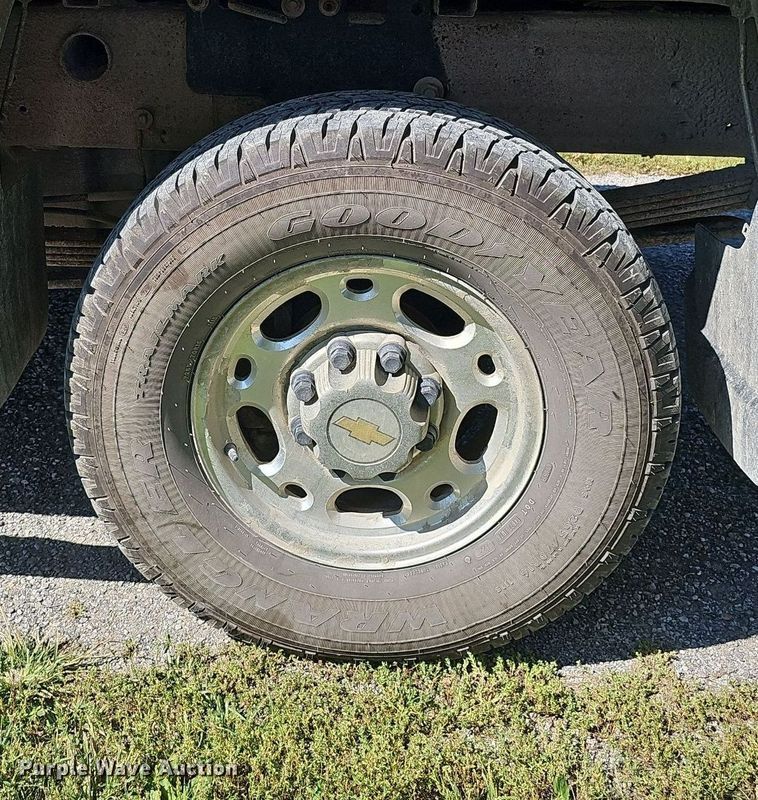 image for item DQ1184 2005 Chevrolet Silverado 2500HD  Ext. Cab pickup truck