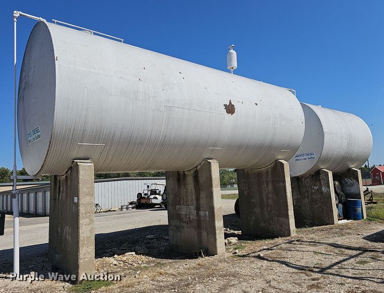 image for item DR5777 (2) fuel tanks