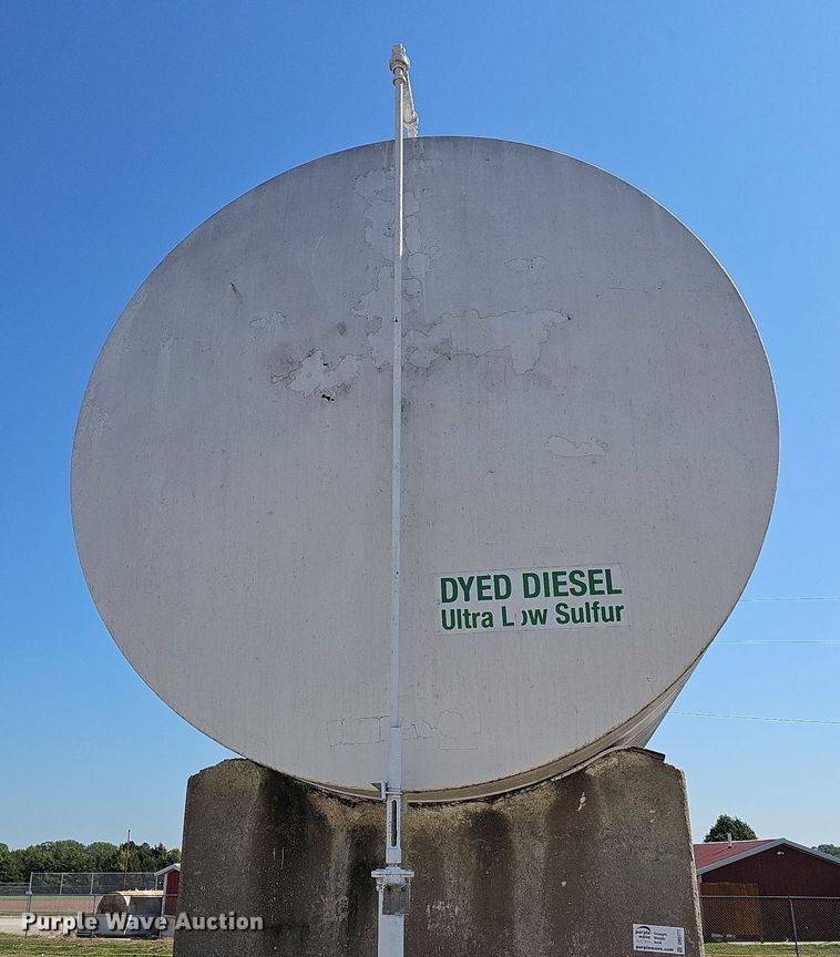 image for item DR5777 (2) fuel tanks