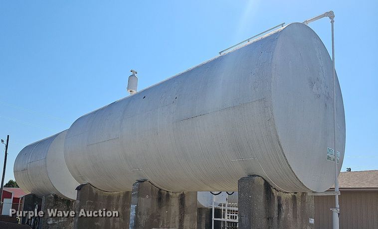 image for item DR5777 (2) fuel tanks