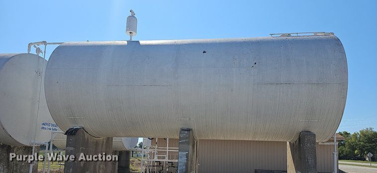 image for item DR5777 (2) fuel tanks