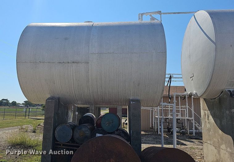 image for item DR5777 (2) fuel tanks