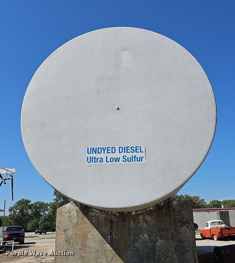 image for item DR5777 (2) fuel tanks