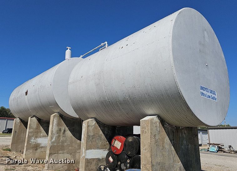 image for item DR5777 (2) fuel tanks