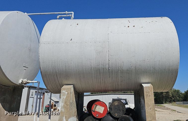 image for item DR5777 (2) fuel tanks