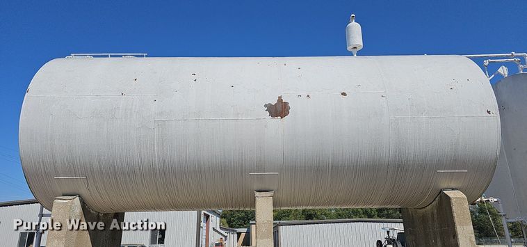 image for item DR5777 (2) fuel tanks