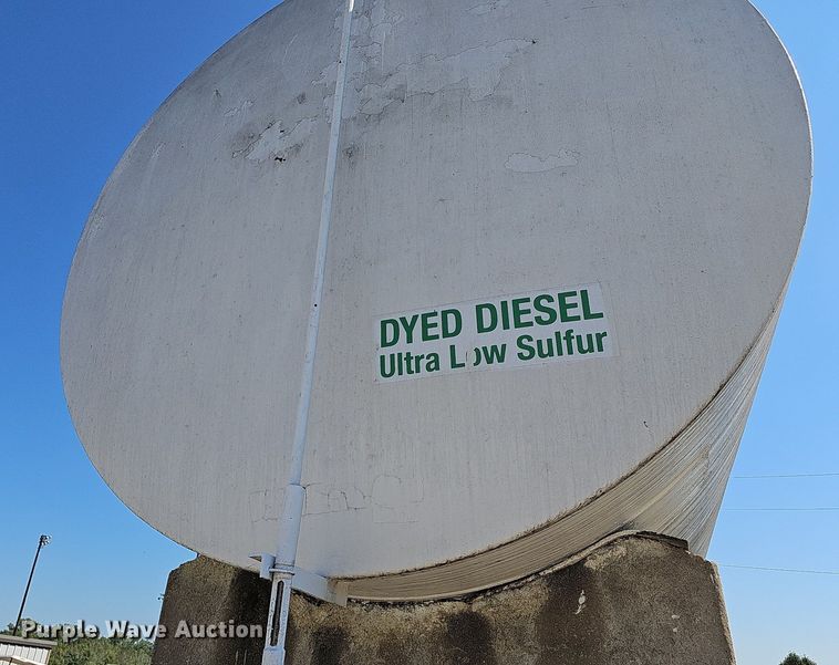 image for item DR5777 (2) fuel tanks