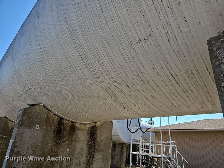 image for item DR5777 (2) fuel tanks