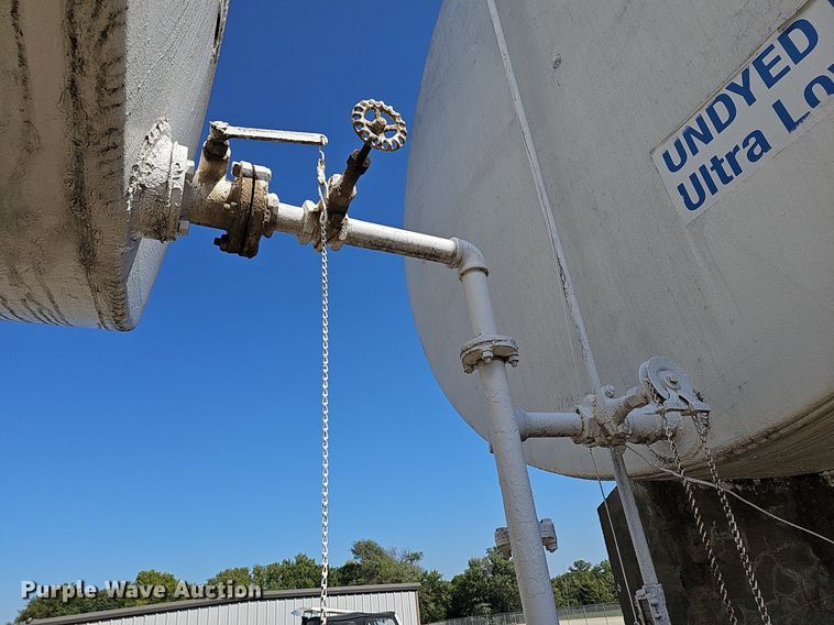 image for item DR5777 (2) fuel tanks