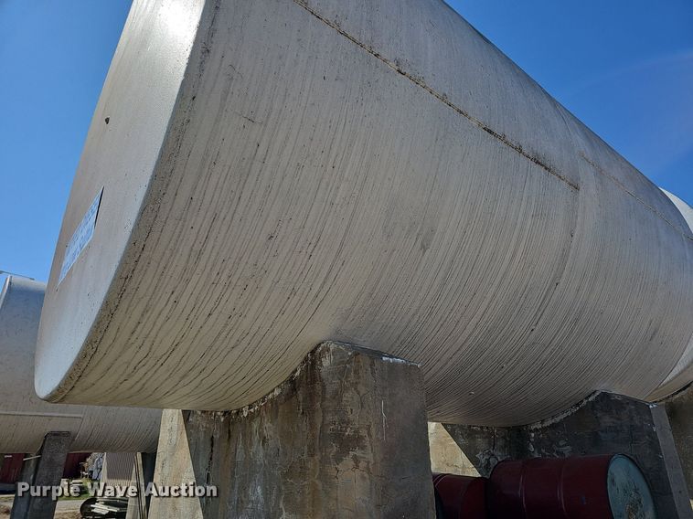 image for item DR5777 (2) fuel tanks