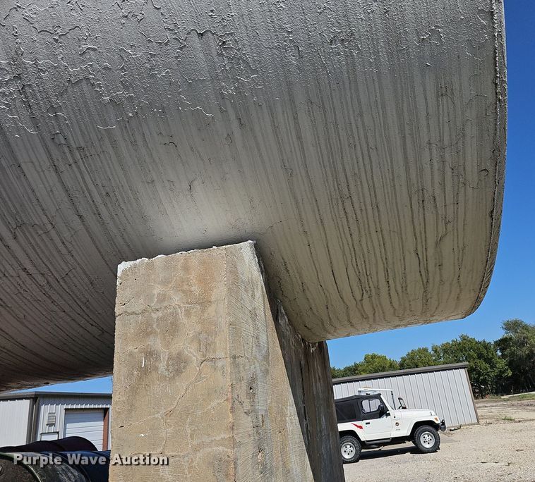 image for item DR5777 (2) fuel tanks