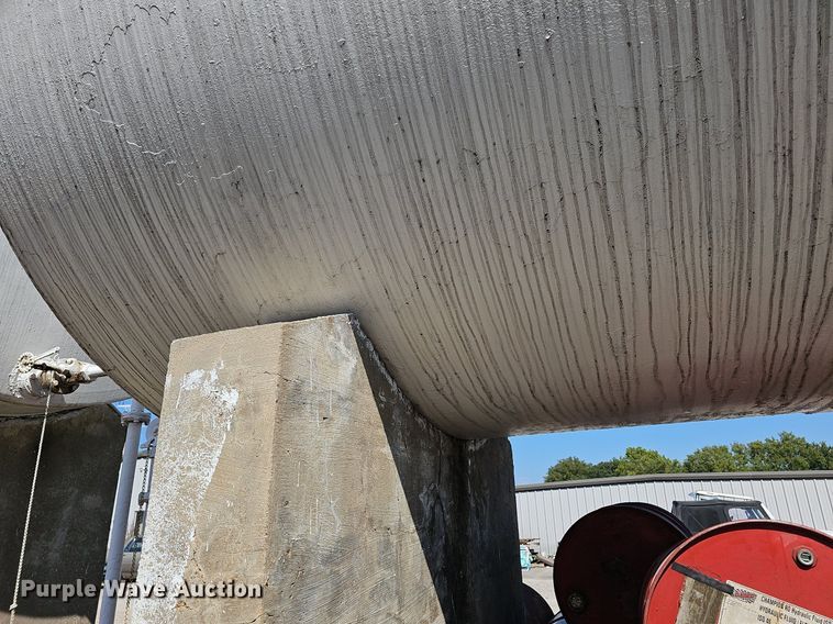 image for item DR5777 (2) fuel tanks