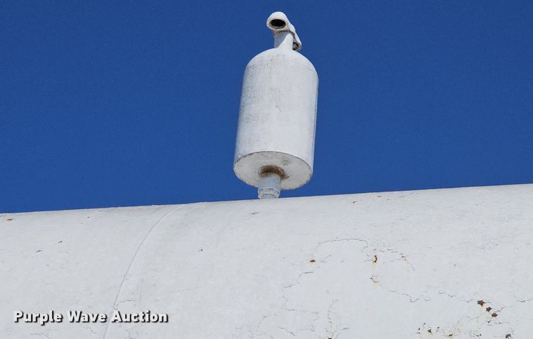 image for item DR5777 (2) fuel tanks