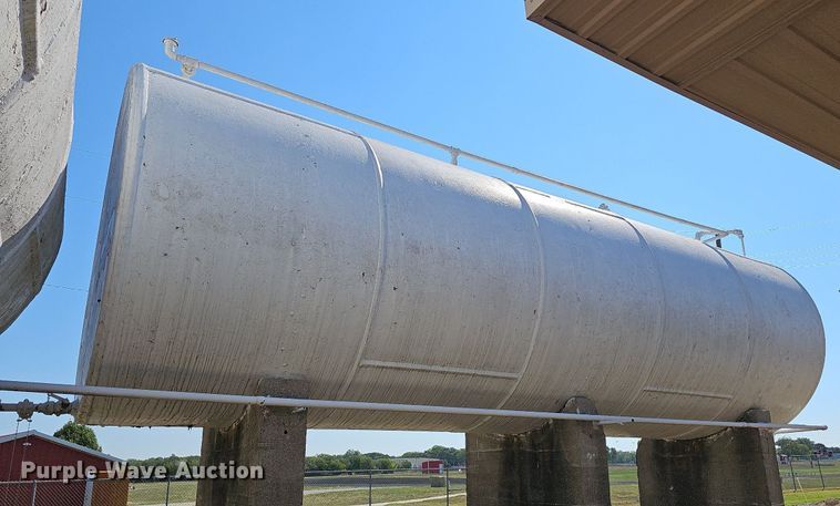 image for item DR5778 (2) fuel tanks