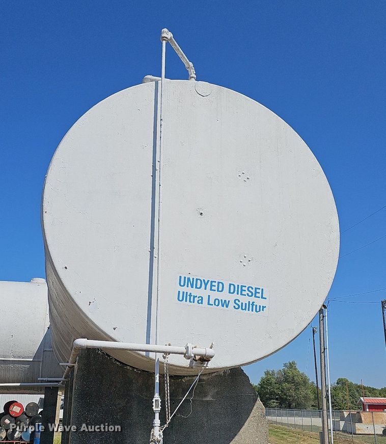 image for item DR5778 (2) fuel tanks