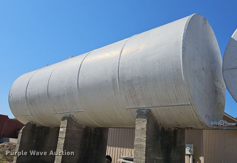 image for item DR5778 (2) fuel tanks