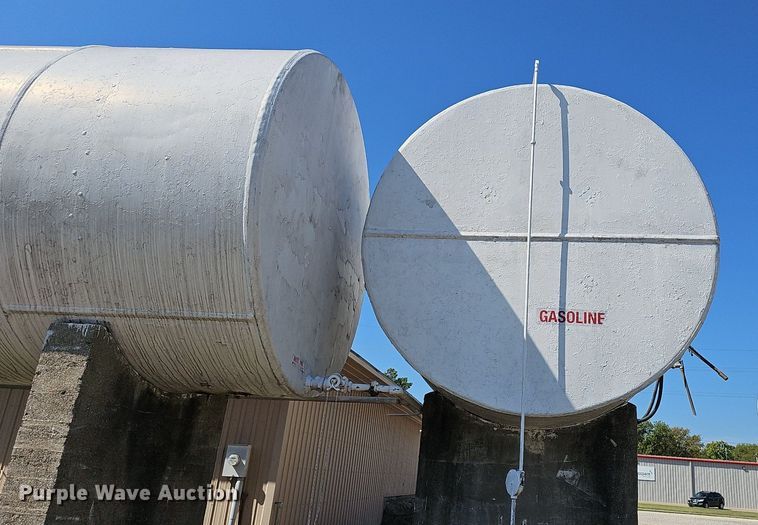 image for item DR5778 (2) fuel tanks