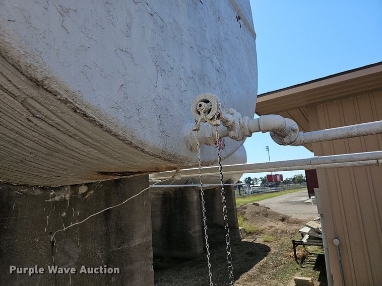 image for item DR5778 (2) fuel tanks