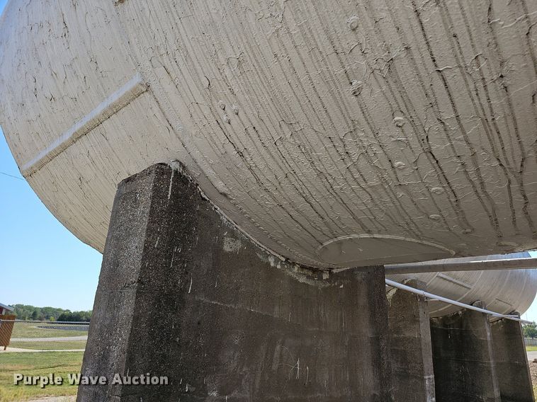 image for item DR5778 (2) fuel tanks