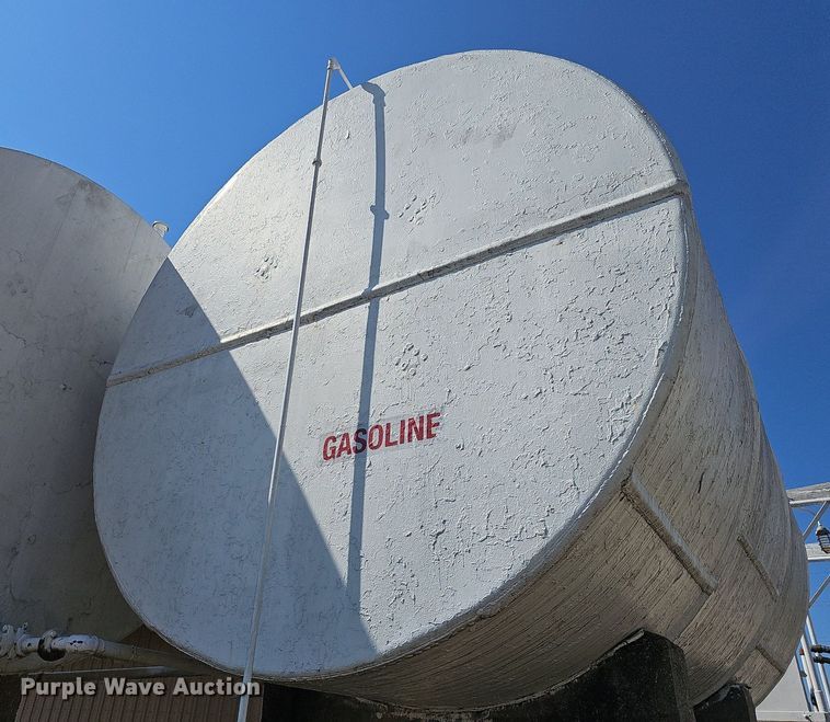 image for item DR5778 (2) fuel tanks