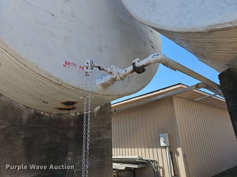 image for item DR5778 (2) fuel tanks