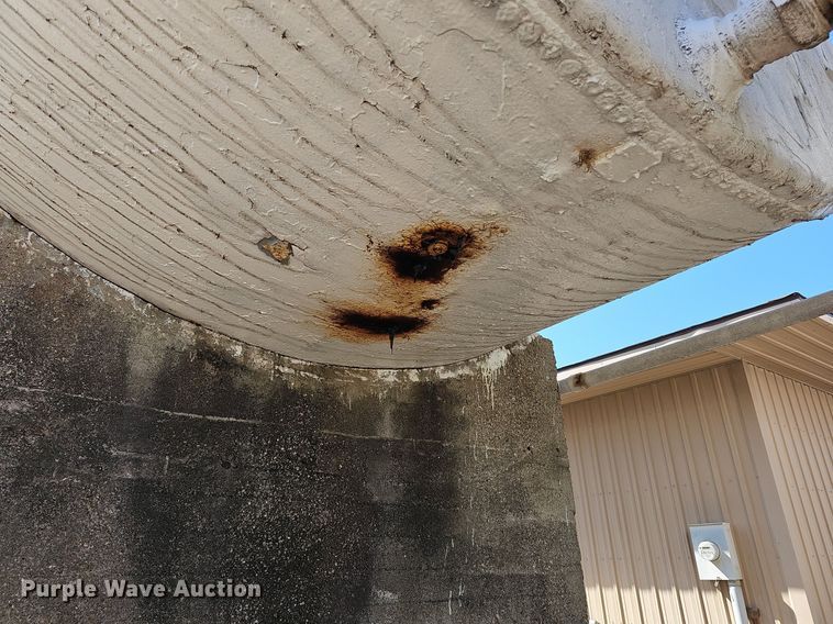 image for item DR5778 (2) fuel tanks