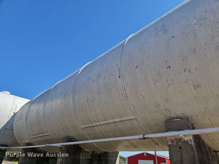 image for item DR5778 (2) fuel tanks