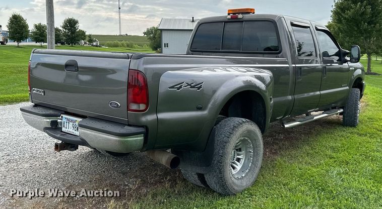 image for item DS2157 2002  Ford F350 Super Duty  Crew Cab pickup truck