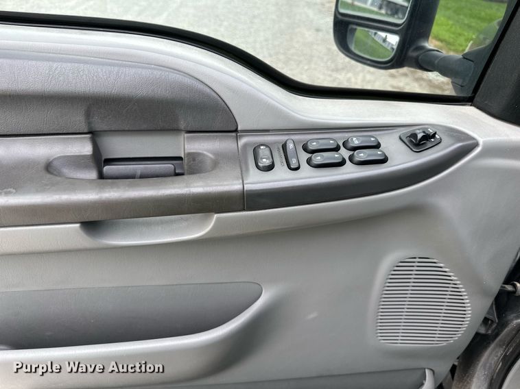 image for item DS2157 2002  Ford F350 Super Duty  Crew Cab pickup truck