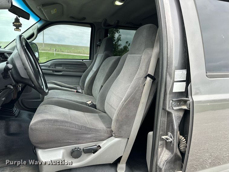 image for item DS2157 2002  Ford F350 Super Duty  Crew Cab pickup truck