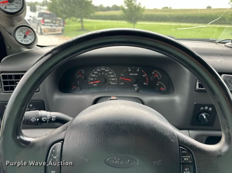 image for item DS2157 2002  Ford F350 Super Duty  Crew Cab pickup truck